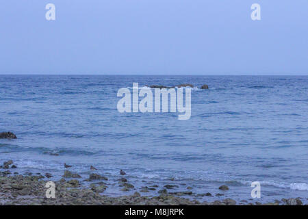 Aiguas Blanques Agua Blanca Ibiza Strand mit türkisblauen Wasser auf dem Sand von einem Meer Strand, soft Wave und solar Blendung. Stockfoto