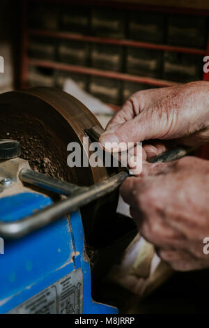 Maßgeschneiderte sign Maker artisan woodworker in England Stockfoto