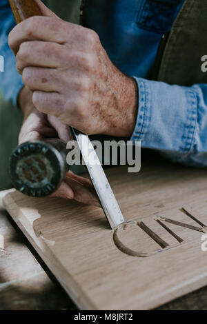 Maßgeschneiderte sign Maker artisan woodworker in England Stockfoto