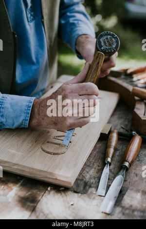 Maßgeschneiderte sign Maker artisan woodworker in England Stockfoto