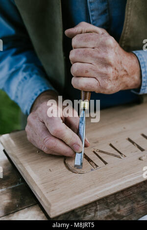 Maßgeschneiderte sign Maker artisan woodworker in England Stockfoto