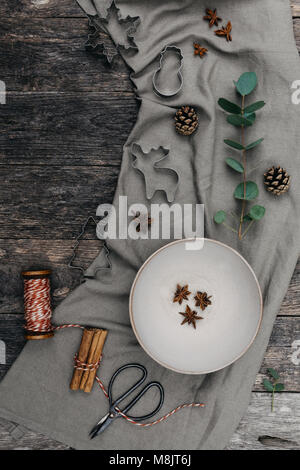 Vorbereitung Requisiten zum Backen Lebkuchen Cookies zur Weihnachtszeit Stockfoto