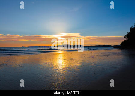 Strand in Thailand gegen Himmel bei Sonnenuntergang Stockfoto