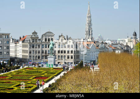 Garten und reiterdenkmal von König Albert I. auf dem Mont des Arts/Kunstberg, und Brüssel Rathaus turm im historischen Zentrum von Brüssel, Belgien. Apri Stockfoto