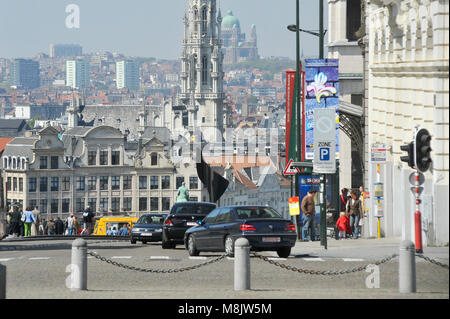 Montagne de la Cour/Coudenberg Straße, Brüssel Rathausturm und Art Deco Basilique Nationale du Sacre Coeur einen Koekelberg/Nationale Basiliek va Stockfoto