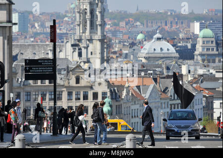 Montagne de la Cour/Coudenberg Straße, Brüssel Rathausturm und Art Deco Basilique Nationale du Sacre Coeur einen Koekelberg/Nationale Basiliek va Stockfoto