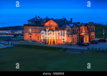 Königliche und alte Klubhaus und Sitz mit Blick auf die ersten T-Stück am St Andrews Old Course links, St Andrews, Fife, Schottland, Großbritannien Stockfoto