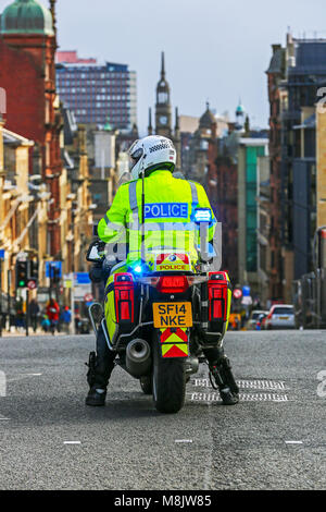 Polizei Motorradfahrer von der Polizei Schottland auf Patrouille im Stadtzentrum von Glasgow, Glasgow, Schottland, Großbritannien Stockfoto