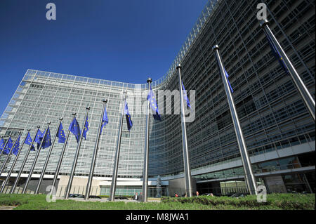 EU-Flaggen vor dem Berlaymont-Gebäude, dem Sitz der Europäischen Kommission in der Rue de la Loi/Wetstraat von Rond-point Schuman/Schumanplein ( Stockfoto