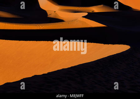 Die Dünen des Erg Chegaga bei Sonnenuntergang. Erg Chegaga (oder Chigaga) ist eine der beiden großen Ergs südlich der Sahara in Marokko Stockfoto