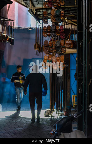 Marrakesch, Marokko - Dezember 30, 2017: Blick auf einige Menschen in der Medina Souk. Einem souq oder Souk ist ein Marktplatz oder kommerziellen Viertel in westlichen Asiatischen Stockfoto