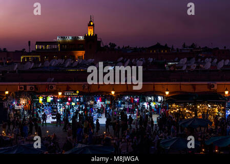 Marrakesch, Marokko - Dezember 23, 2017: Sonnenuntergang von Jemaa el Fna ein Quadrat und Marktplatz in Marrakesch Medina Stockfoto
