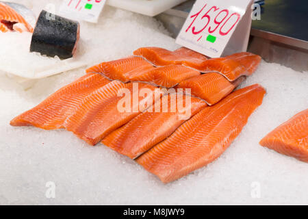 Lachsfilet am Fischmarkt. Frischen Fisch und gesunde Mahlzeit reich an ungesättigten Fett. Gesunde Mahlzeit Stockfoto