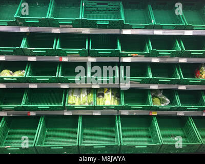 LONDON, UK, 14. März 2018: Leer Produkte Regale in einem Co-op-Food Store Stockfoto