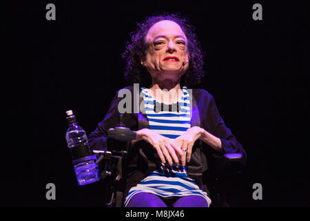 London, Großbritannien. 18. Januar 2017. Im Bild: Liz Carr. Deaktiviert Aktivist, Schauspieler und Comedian Liz Carr, gut für ihre Rolle als Gerichtsmediziner Clarissa Mullery in der BBC-TV-Silent Witness bekannt ist, hat die spektakuläre Welt der musikalischen Theater als Ort der komplexen und umstrittenen Thema der Sterbehilfe in ihrer neuen Show Suizidhilfe zu erkunden gewählt: Das Musical. Die Show kehrt in der Royal Festival Hall am Mittwoch, 18. Januar aus zu einem Jahr der Nationale und Internationale Touring kick. Darsteller: Isaac Bernier-Doyle, Liz Carr, Gillian Dean, David James, Stephanie James, Claire Willoughby. Assis Stockfoto