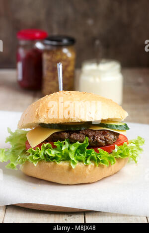 Hausgemachte Hamburger mit frischem Gemüse mit verschiedenen Saucen serviert. Stockfoto