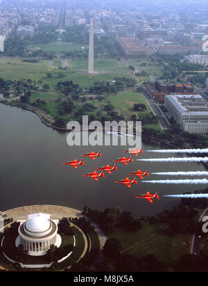 Raf Aerobatic Team, die roten Pfeile, über das Jefferson Memorial fliegen und das Washington Monument, Washington D.C., USA. Stockfoto