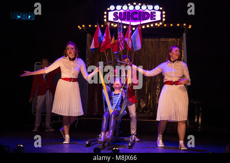 London, Großbritannien. 18. Januar 2017. L-R: David James, Stephanie James, Liz Carr, Isaac Bernier-Doyle, Claire Willoughby. Deaktiviert Aktivist, Schauspieler und Comedian Liz Carr, gut für ihre Rolle als Gerichtsmediziner Clarissa Mullery in der BBC-TV-Silent Witness bekannt ist, hat die spektakuläre Welt der musikalischen Theater als Ort der komplexen und umstrittenen Thema der Sterbehilfe in ihrer neuen Show Suizidhilfe zu erkunden gewählt: Das Musical. Die Show kehrt in der Royal Festival Hall am Mittwoch, 18. Januar aus zu einem Jahr der Nationale und Internationale Touring kick. Darsteller: Isaac Bernier-Doyle, Liz Carr, Gi Stockfoto