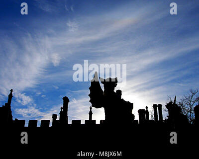 Schatten einer Statue und den Aufbau von der vorderen Hof des Hampton Court Palace im Winter sonniger Tag, England. Stockfoto