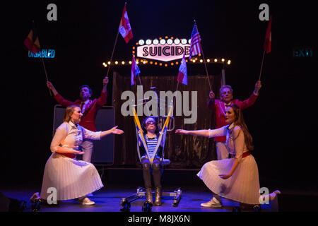 London, Großbritannien. 18. Januar 2017. L-R: Isaac Bernier-Doyle, Claire Willoughby, Liz Carr, Stephanie James, David James. Deaktiviert Aktivist, Schauspieler und Comedian Liz Carr, gut für ihre Rolle als Gerichtsmediziner Clarissa Mullery in der BBC-TV-Silent Witness bekannt ist, hat die spektakuläre Welt der musikalischen Theater als Ort der komplexen und umstrittenen Thema der Sterbehilfe in ihrer neuen Show Suizidhilfe zu erkunden gewählt: Das Musical. Die Show kehrt in der Royal Festival Hall am Mittwoch, 18. Januar aus zu einem Jahr der Nationale und Internationale Touring kick. Darsteller: Isaac Bernier-Doyle, Liz Carr, Gil Stockfoto