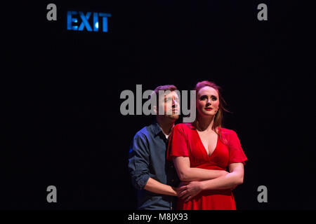 London, Großbritannien. 18. Januar 2017. L-R: Isaac Bernier-Doyle, Stephanie James. Deaktiviert Aktivist, Schauspieler und Comedian Liz Carr, gut für ihre Rolle als Gerichtsmediziner Clarissa Mullery in der BBC-TV-Silent Witness bekannt ist, hat die spektakuläre Welt der musikalischen Theater als Ort der komplexen und umstrittenen Thema der Sterbehilfe in ihrer neuen Show Suizidhilfe zu erkunden gewählt: Das Musical. Die Show kehrt in der Royal Festival Hall am Mittwoch, 18. Januar aus zu einem Jahr der Nationale und Internationale Touring kick. Darsteller: Isaac Bernier-Doyle, Liz Carr, Gillian Dean, David James, Stephanie James, C Stockfoto