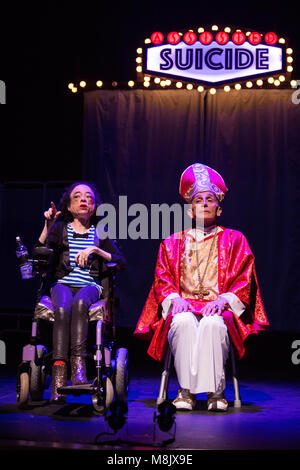 London, Großbritannien. 18. Januar 2017. Liz Carr und David James. Deaktiviert Aktivist, Schauspieler und Comedian Liz Carr, gut für ihre Rolle als Gerichtsmediziner Clarissa Mullery in der BBC-TV-Silent Witness bekannt ist, hat die spektakuläre Welt der musikalischen Theater als Ort der komplexen und umstrittenen Thema der Sterbehilfe in ihrer neuen Show Suizidhilfe zu erkunden gewählt: Das Musical. Die Show kehrt in der Royal Festival Hall am Mittwoch, 18. Januar aus zu einem Jahr der Nationale und Internationale Touring kick. Darsteller: Isaac Bernier-Doyle, Liz Carr, Gillian Dean, David James, Stephanie James, Claire Willoughby. Stockfoto