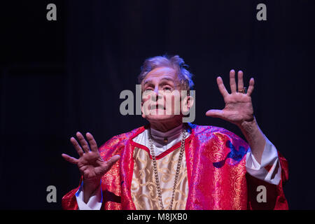 London, Großbritannien. 18. Januar 2017. Schauspieler David James in einem Papst Kostüm. Deaktiviert Aktivist, Schauspieler und Comedian Liz Carr, gut für ihre Rolle als Gerichtsmediziner Clarissa Mullery in der BBC-TV-Silent Witness bekannt ist, hat die spektakuläre Welt der musikalischen Theater als Ort der komplexen und umstrittenen Thema der Sterbehilfe in ihrer neuen Show Suizidhilfe zu erkunden gewählt: Das Musical. Die Show kehrt in der Royal Festival Hall am Mittwoch, 18. Januar aus zu einem Jahr der Nationale und Internationale Touring kick. Darsteller: Isaac Bernier-Doyle, Liz Carr, Gillian Dean, David James, Stephanie James, Claire Stockfoto