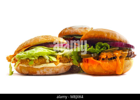 Drei große frische leckere Burger auf weißem Hintergrund Stockfoto