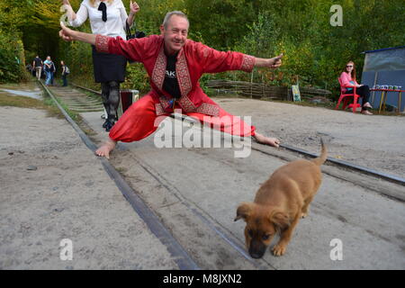 Ein Mann in der Folk dress, entrtaining Besucher in der Nähe der Tunnel der Liebe, in der Nähe von riwne, Ukraine Stockfoto