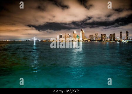 San Diego Skyline und Bucht bei Nacht mit Wolken, dunklen Himmel und Beleuchtung von Gebäuden gesehen Stockfoto