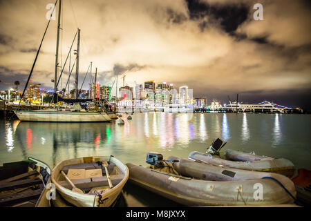 Wunderschöne Aussicht auf San Diego Kalifornien am Abend nach Sonnenuntergang mit Booten und Lichter der Skyline im Hintergrund Stockfoto