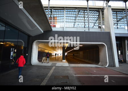 Blick auf den Fußgängertunnel unter dem Amsterdamer Hauptbahnhof. Der Tunnel ist von Panno mit der Geschichte des holländischen Segelns geschmückt Stockfoto