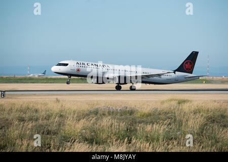 Air Canada schmalen Körper Airbus A 321-200 mit der neuen Lackierung, Landung auf dem Internationalen Flughafen von Vancouver. Stockfoto