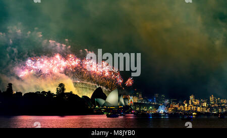 Silvester Feuerwerk und Feiern in Sydney, Australien Stockfoto