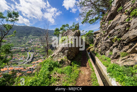 Alona Fuß eine Levada in Madeira, Portugal Stockfoto