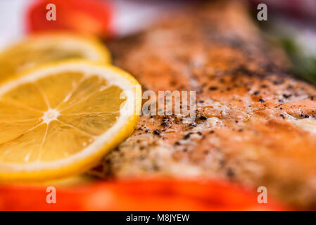 Lachssteak mit Gemüse aus der Nähe Stockfoto