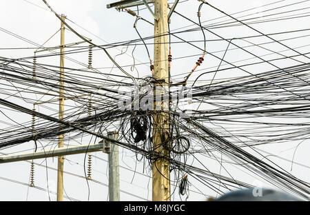 Unordentliche Gewirr von Strom Kabel Leitungen an einer Stromversorgung Pole, Phnom Penh, Kambodscha Stockfoto