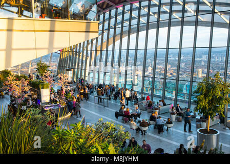 Die Menschen genießen die spektakuläre Sky Garden auf der obersten Etage des 20 Fenchurch Street Wolkenkratzer befindet, bietet eine Bar und eine tolle Aussicht auf London Stockfoto