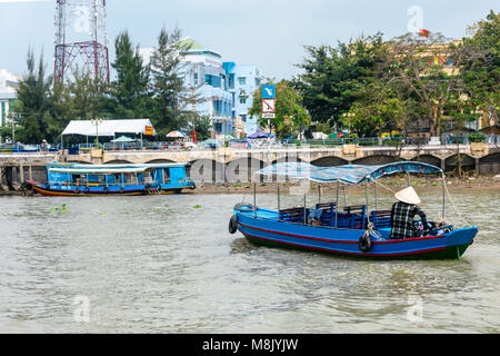 Eine Frau mit einer traditionellen Bambus konische hat lenkt Ihr Boot an Land, um Passagiere auf dem Meekong Delta, Vietnam zu sammeln Stockfoto