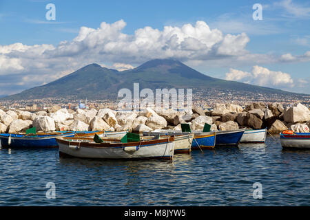 Fischerboote, für den Tag in der Bucht von Neapel angedockt, in Italien. Den Vesuv im Hintergrund. Stockfoto