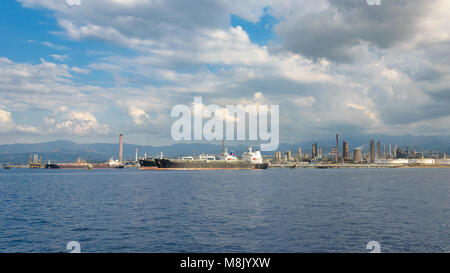 Blick auf grossen Schiffen im Industriegebiet in Milazzo auf Sizilien, Italien Stockfoto