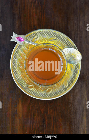 Türkische Teetasse mit Löffeln auf hölzernen Tisch Stockfoto