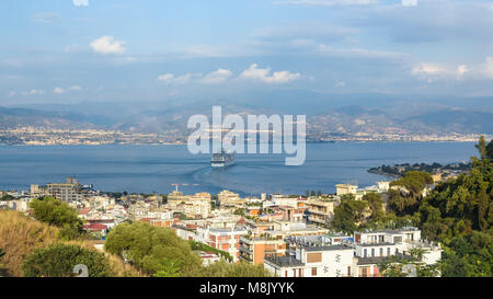 Blick auf die Straße von Messina zwischen Sizilien und Kalabrien, Italien Stockfoto