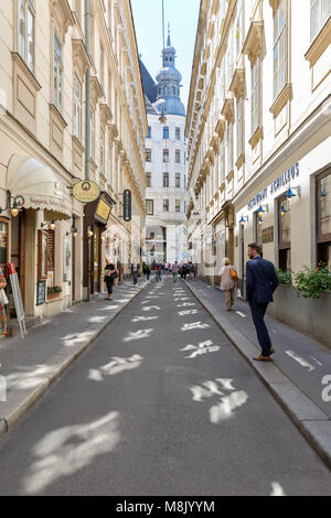 Typische Straßenszene in Wien, Österreich. Leute und Touristen Sightseeing. Stockfoto