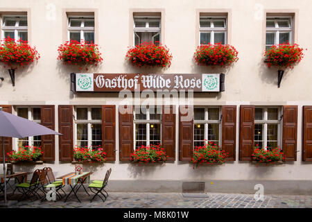 Uriges restaurant Fassade, Fenster mit Blumen bepflanzten Fensterkästen, in der deutschen Stadt Bamberg. Stockfoto