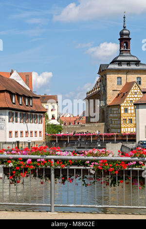 Schnitt durch die malerische Stadt Bamberg in Deutschland, Brücken mit bunten Blumen über die Regnitz. Stockfoto