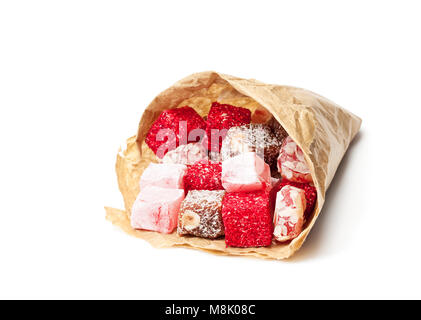 Sortiment Turkish Delight in Papiertüte isoliert auf weißem Stockfoto