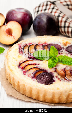 Hausgemachte Pflaumenkuchen auf weissem Holztisch Stockfoto