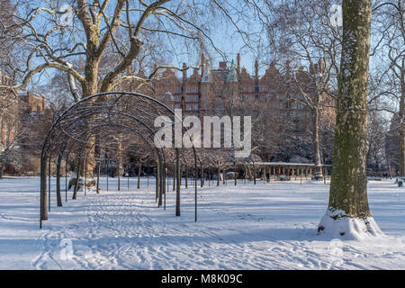 Russell Square im Schnee, Bloomsbury, Camden, London, UK Stockfoto