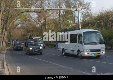 Lahore, Pakistan. 19 Mär, 2018. International Cricket Spieler werden in das Hotel am Mall Straße unter hohen Sicherheit brachte, von der Polizei Transporter und Rescue 1122 Krankenwagen begleitet. Credit: Rana Sajid Hussain/Pacific Press/Alamy leben Nachrichten Stockfoto